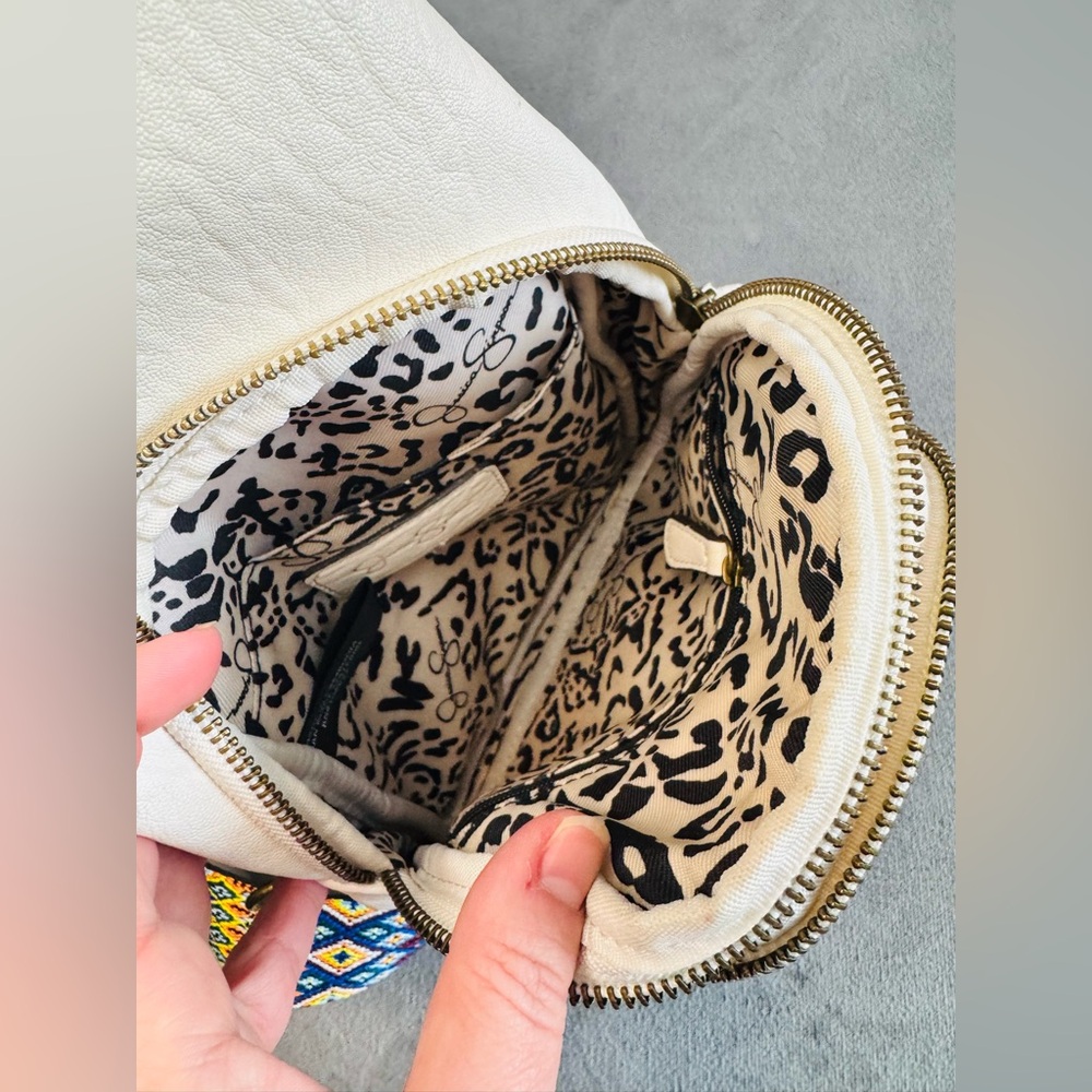 🪴Jessica Simpson White Faux Leather Sling Crossbody Bag with Patterned Strap EUC - Picture 6 of 6